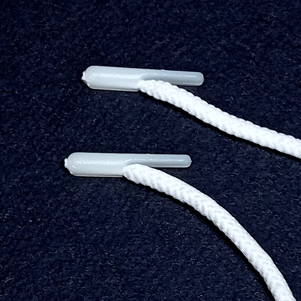 Embout basculant surmoulé sur cordon blanc